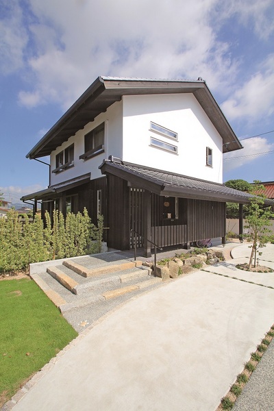 昔の日本の家のように軒が深いのが特徴の外観。<br />
<br />
奥様たっての希望で蔵をイメージした色調とデザインで仕上げ、窓から漏れる明かりに家族の温かさを感じられる雰囲気となりました。