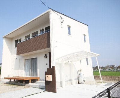 青空に映える真っ白な外観