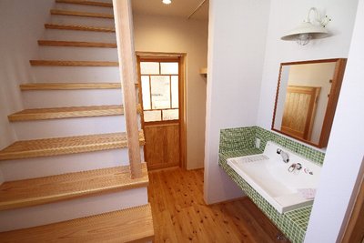 グリーンのタイルが可愛らしい洗面コーナー