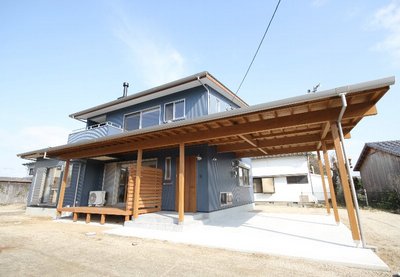 大きな屋根が目を惹く外観