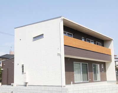 南側外観。バルコニーの２色使いが印象的です。