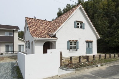 吉野ヶ里遺跡からさほど離れていない長閑な場所にこの家は建っています。東側の雑木林がさらにこの家の雰囲気を良くしています。