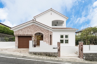この場所は緑が多く、毎日、野鳥が庭に遊びにきます。<br />
そのような自然に優しいスイスの外壁材を使いました。 <br />
玄関のフェンス部分はイギリスの１００年程前のロートアイアンです。