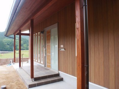 軒裏も木目を活かした外観