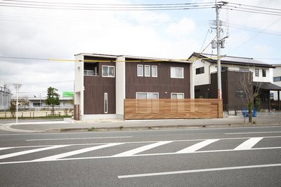 ２軒の家が重なっているように見える外観。