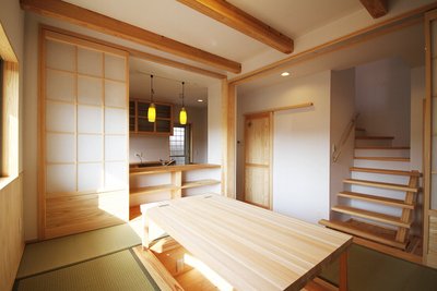 家の中央に設けた、掘りごたつ式の小上り和室