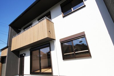 ブラックの袖壁がモダンな印象の外観