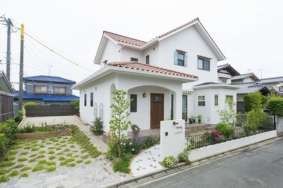 もとあった既存の和風庭木は撤去して、比較的オープンスタイルの外構にしました。奥様は草花が大好きで比較的大きな木はガーデンショップにお願いして、草花などのグランドカバーなどはご自分でされました。<br />
今に時期になり、新緑が芽吹くとご覧のような雰囲気になりました。<br />
このような写真を見ると、家と外構工事とのトータルコーデイネートがとても大切なことがわかります。