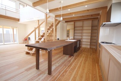 キッチンから続く存在感たっぷりのダイニングテーブル