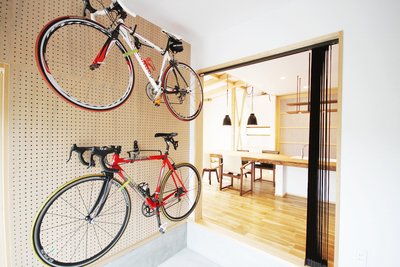 自転車の手入れやご主人様の筋トレ、お子様も思い切り遊べる土間の空間