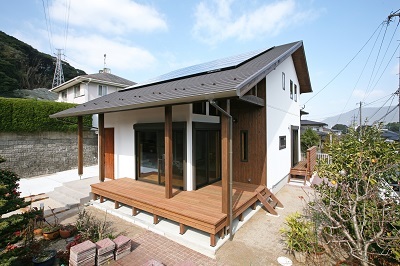 大屋根が印象的な外観。まるで別荘にいるかのようなお住まいです。