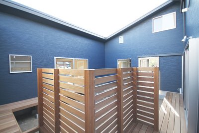 子世帯側から見る中庭。格子を造作し、ほどよくプライバシーも確保。