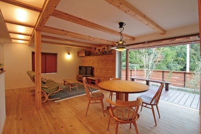 天井に設けた柔らかな建築照明とダイニングテーブル上のペンダントの灯りが木の空間を優しく包み込んでいる。