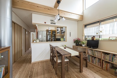 アンティーク調がお好きなお施主様。大きな梁にはお施主様が選ばれたペンダントランプ、壁にはアイアンのカトラリーのオーナメントなど、“お気に入り”に囲まれたダイニング。