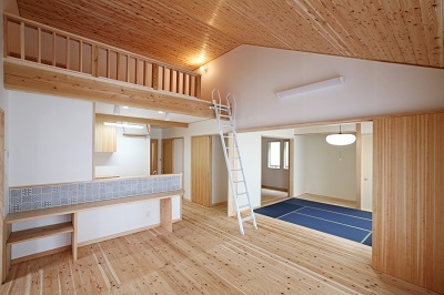 玄関を入ると勾配天井が開放的なリビング。キッチンカウンターには“お気に入り”のタイルを貼りました。