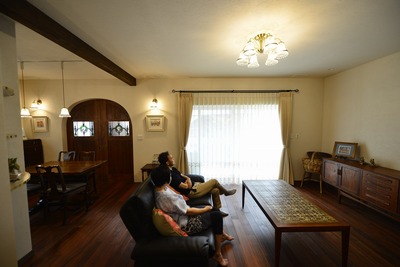 室内の床はブラックストリークのフローリングに、壁はフランス漆喰の壁で落ちつた雰囲気を醸し出しています。夏に完成しご入居されましたが、居心地の良さに外に出たくないほどの快適さとか。