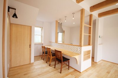 キッチン横の柱や梁を化粧で見せ、木の温かみのある空間