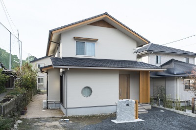 丸窓が目を引く外観。和の趣を感じられる佇まい。