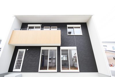 白と黒のコントラストがかっこいい外観