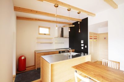 キッチン床は壁にあわせて黒のタイル貼り