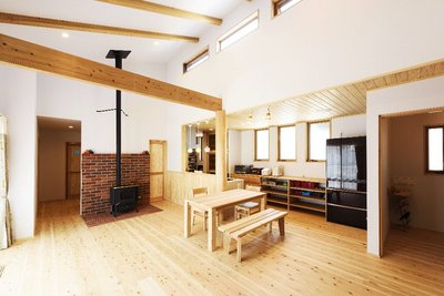 優しい木目の無垢材と清潔感あふれる塗り壁がここちよいLDK。