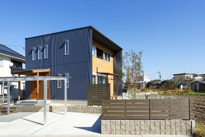 一日中日差しを取り込めるように、敷地に対して少し斜めに建てた家。