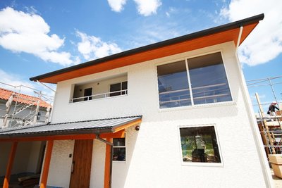 軒裏を木目調にするだけでシンプルな外観が引き締まり、さらにかっこよくなります。