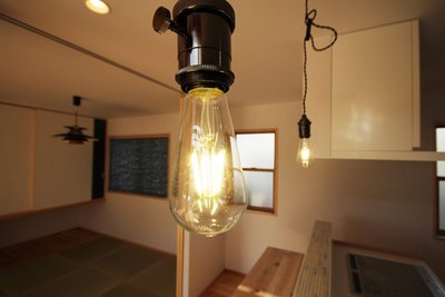 ソケットに電球だけのシンプルなフォルムがレトロ感も漂わせてくれます。