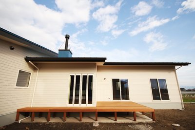 青い煙突がインパクトのある平屋