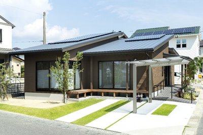 リビングと和室のある南側は庇の角度や窓の設計によって心地よい風と光を取り込みます。