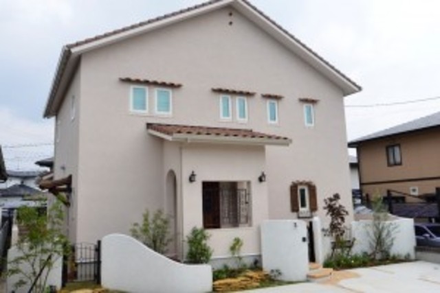 プロヴァンススタイルの家は全面がすべて駐車スペースのため、スペースをとらないようコッツウオールズストーンなどを使いオシャレな外構をつくりました。