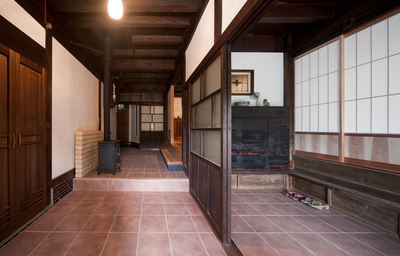 ストーブまわりで客人をもてなします。