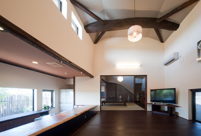 大きな梁が印象的な大広間
