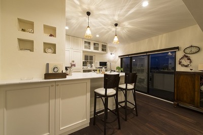 　夜景の見えるシックなバー・ラウンジの様。あえてダイニングテーブルは置きません。