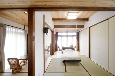 暗かった部屋を明るく天井も高く快適な空間へ。