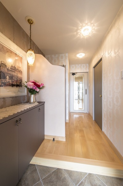 玄関は三和土をタイルへ。天井まであった袖壁は、上部をカットし漆喰で温かみをプラス。 玄関は三和土をタイルへ。天井まであった袖壁は、上部をカットし漆喰で温かみをプラス。