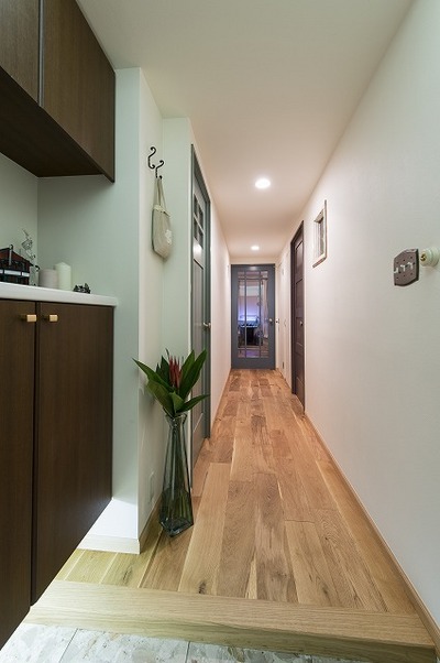 各部屋の入口ドアにはグレーを混ぜた、緑・紫・青の3色で大胆に振り分け。ドアの横にはお気に入りのステンドガラスを埋め込んだ。