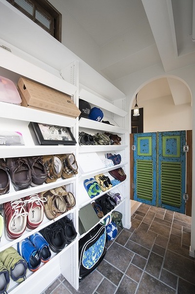 玄関は、デザイン貼りのタイルと味わいのある無垢ドアがお出迎え。
玄関横にはシューズインクロークを設けました。棚をななめに施工することで、最小限の広さで収納力を確保しました。入口のアーチとアンティークドアがアクセントになっています。 玄関は、デザイン貼りのタイルと味わいのある無垢ドアがお出迎え。
玄関横にはシューズインクロークを設けました。棚をななめに施工することで、最小限の広さで収納力を確保しました。入口のアーチとアンティークドアがアクセントになっています。