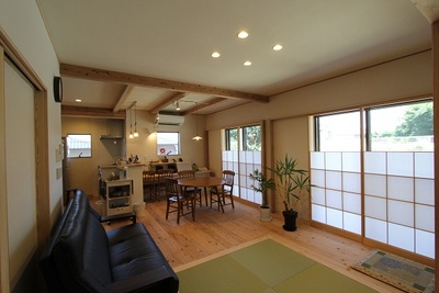 以前、和室とリビングだった空間をひと繋がりの広々リビングダイニングへ。雪見障子でスッキリと。畳を敷いて小さな寝転びスペースでのんびりとくつろげます。 以前、和室とリビングだった空間をひと繋がりの広々リビングダイニングへ。雪見障子でスッキリと。畳を敷いて小さな寝転びスペースでのんびりとくつろげます。