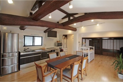 母と娘が並んでキッチンに立っても十分なスペースがあり、食卓への配膳や片付けなど作業もしやすいダイニングキッチン。ベビーベッドで眠る子どもへの目も行き届き、安心。