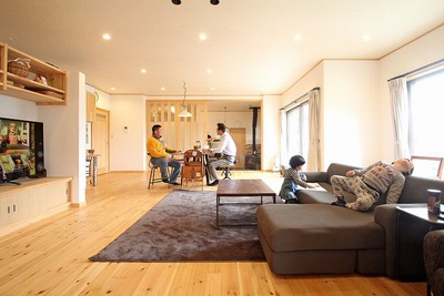 「無垢のフローリングと漆喰の壁で夏場はとても涼しく、過ごしやすい家になりました。」
ご夫妻が口を揃えて、生まれ変わった我が家の住み心地を笑顔で語ってくれた。 「無垢のフローリングと漆喰の壁で夏場はとても涼しく、過ごしやすい家になりました。」
ご夫妻が口を揃えて、生まれ変わった我が家の住み心地を笑顔で語ってくれた。