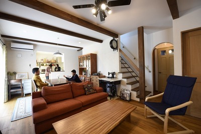 漆喰の壁がまぶしいLDK。塗装をし直した元の柱や梁を活かすように、新しい化粧梁を加えて全体のバランスを調整したのもポイント。 漆喰の壁がまぶしいLDK。塗装をし直した元の柱や梁を活かすように、新しい化粧梁を加えて全体のバランスを調整したのもポイント。