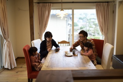 庭を眺める２面の開口部を持つダイニング。サンルームのように光に満ちた明るい空間。