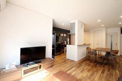 ソファでくつろぎながら、キッチンやダイニングテーブルにいる家族ともコミュニケーションがとれる。