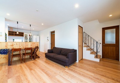 キッチンは対面キッチンにして、子供がリビングで遊んでいるのを見ながら料理できるようにしました
階段のアイアン手摺は、奥様の念願のもので鉄工所に製作して戴きました。
キッチンの前壁には、レッドパインを採用して、傷がついても味になるようにクリアの塗装をかけました
フローリングは、明るく一本目地の幅広の既製品フローリングを採用しました