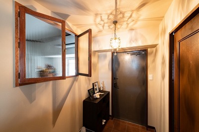 天井に広がる影が美しいガラスの照明や、お手持ちのアンティークの内窓が素敵な落ち着いた玄関