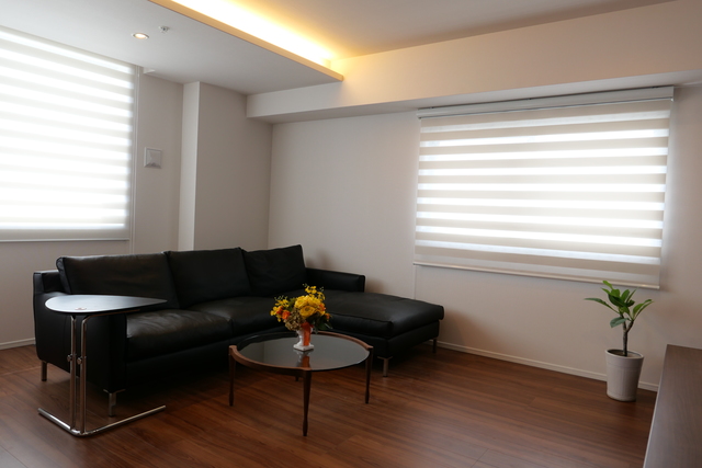 リビングの間接照明はご主人のご希望に応えて、リビングに入る瞬間の雰囲気と夜ソファでゆっくりテレビを楽しむ際の優しい灯りを考え、リラックスできる空間に。