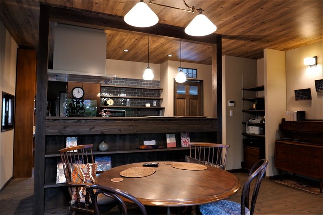 木をふんだんに取り入れた空間に夫人が探してこられたシックなタイルがフォーカルポイントになっていて、楽しみながらお選びになった照明やお持ちの家具ともぴったり合っています。カップボード横の洗面室につながるドアの上部にはステンドグラスをはめ込み、キッチン前面の飾り棚は本を立て掛けてもすべり落ちない工夫がしてあります。コンセントやキッチンのペンダント照明のレールなどが見えないようになっているのもすっきり見えるポイントです。 木をふんだんに取り入れた空間に夫人が探してこられたシックなタイルがフォーカルポイントになっていて、楽しみながらお選びになった照明やお持ちの家具ともぴったり合っています。カップボード横の洗面室につながるドアの上部にはステンドグラスをはめ込み、キッチン前面の飾り棚は本を立て掛けてもすべり落ちない工夫がしてあります。コンセントやキッチンのペンダント照明のレールなどが見えないようになっているのもすっきり見えるポイントです。