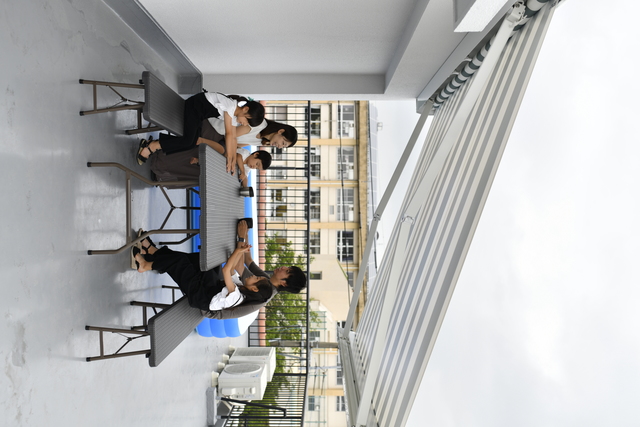 床面の補強や防水工事などを行うことで、使っていなかった屋上をもうひとつのだんらんスペースとして活用できるように提案。陽射しを遮るオーニングを設けて、家にいながらアウトドア気分を楽しめる空間に生まれ変わりました。バーベキューやガーデニング、夏にはプールで遊ぶなど、自由に楽しく過ごせます。