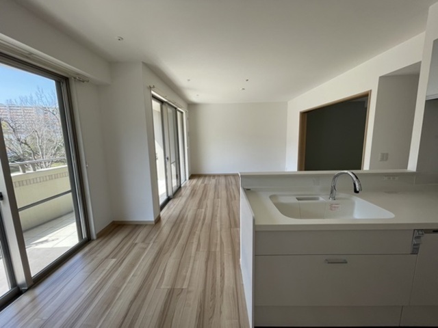 リビング・ダイニング・主寝室の窓際の天井を補強して、洗濯金物を設置しています。掃き出しの大きな窓から入る光で、洗濯物もよく乾きます。 リビング・ダイニング・主寝室の窓際の天井を補強して、洗濯金物を設置しています。掃き出しの大きな窓から入る光で、洗濯物もよく乾きます。